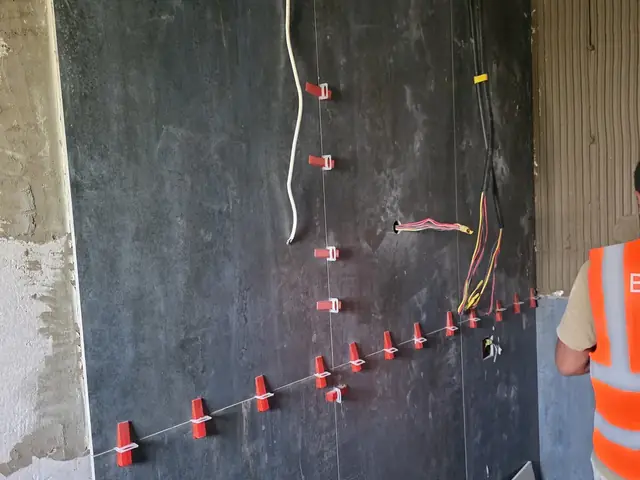 Wall tiling installation with leveling clips