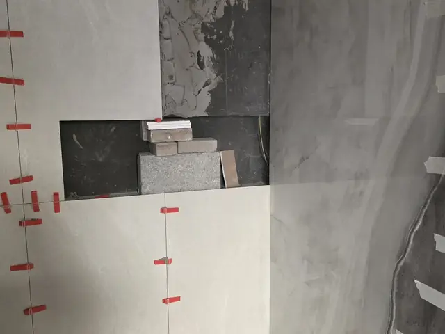 Tiling wall corner with built-in niche shelving