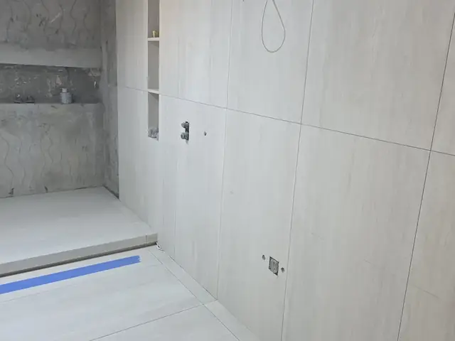 Bathroom niche mid-tiling with travertine-look tiles