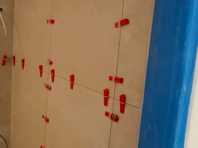 Wall tiling installation with tile leveling clips