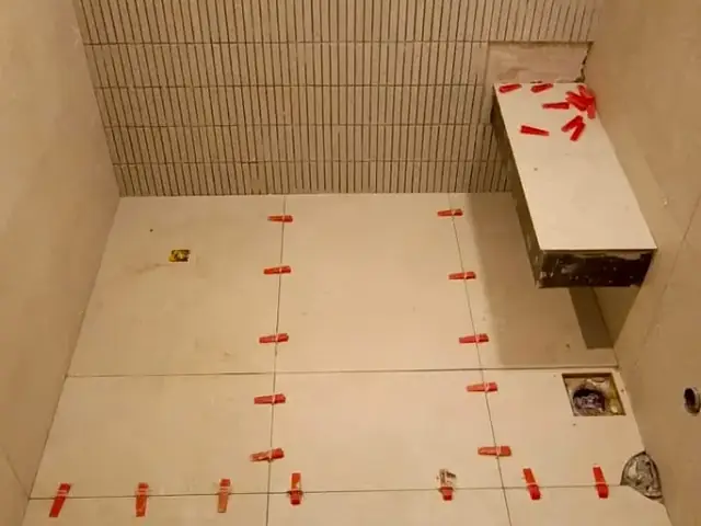 Bathroom wall and floor tiling with leveling clips
