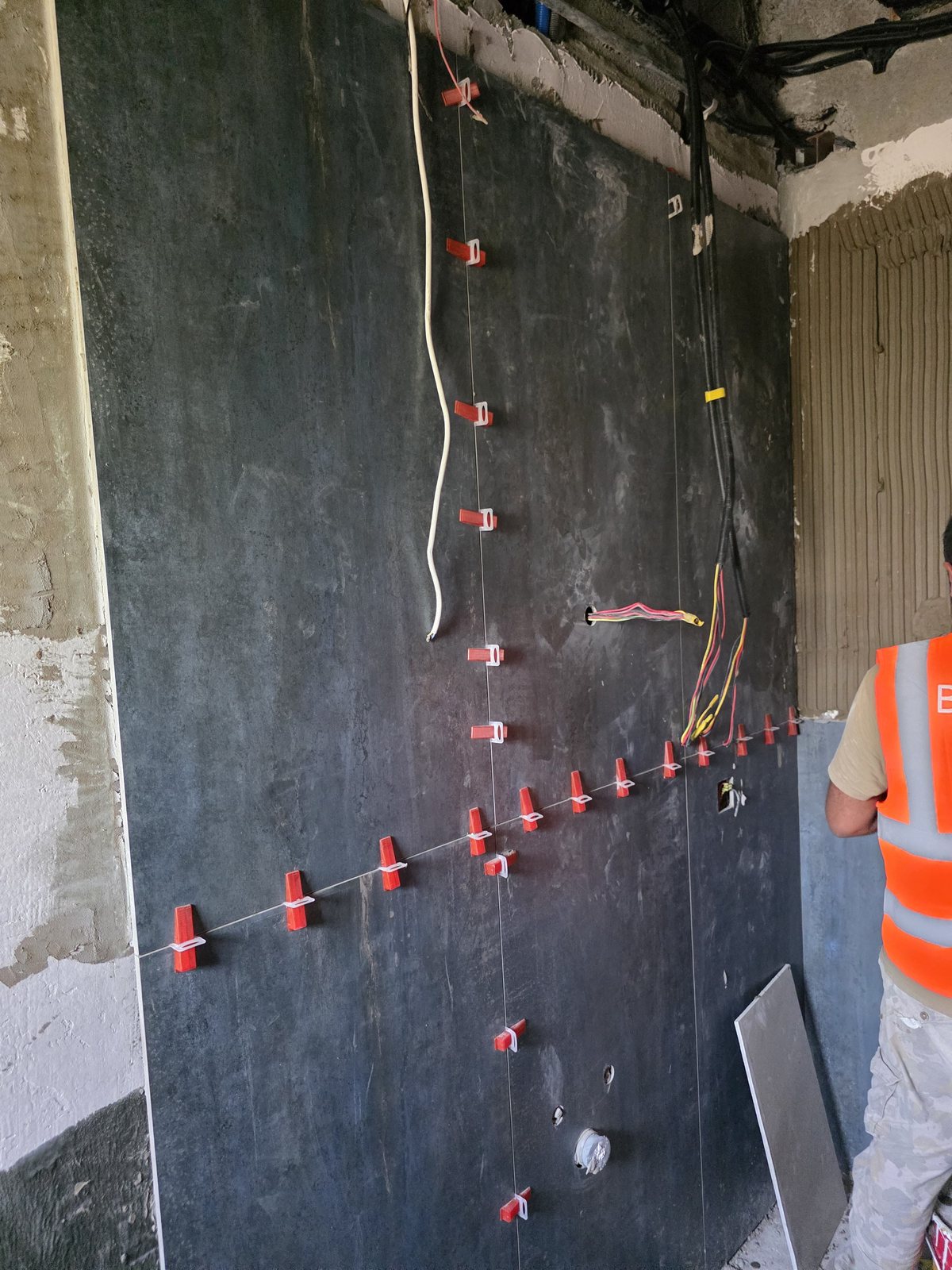 Wall tiling installation with leveling clips