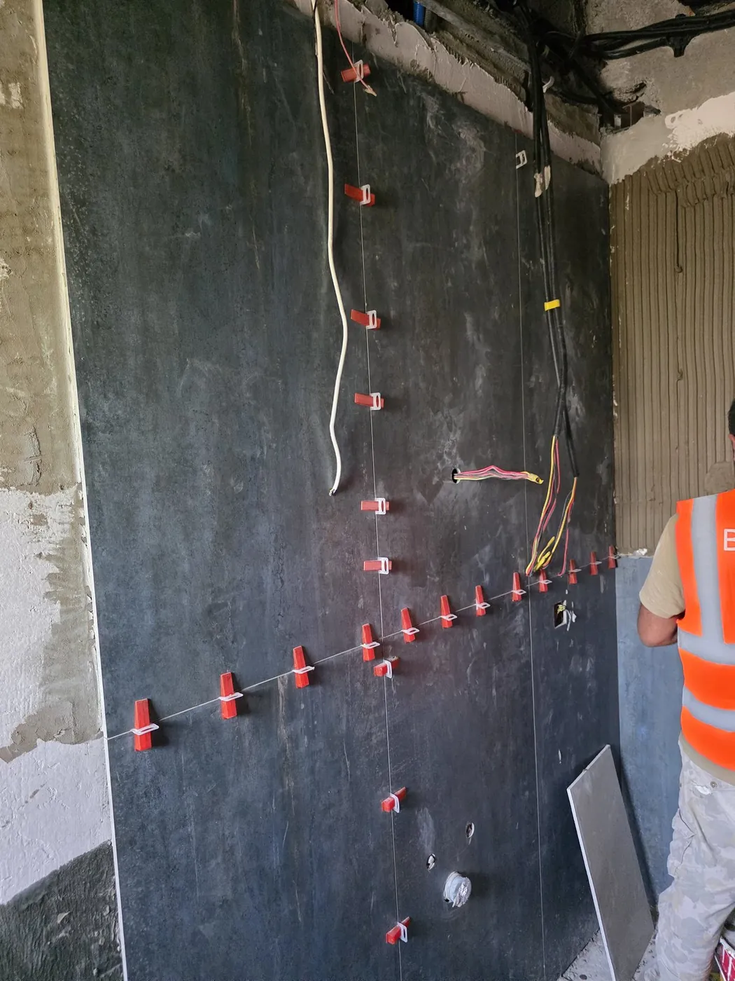 Wall tiling installation with leveling clips