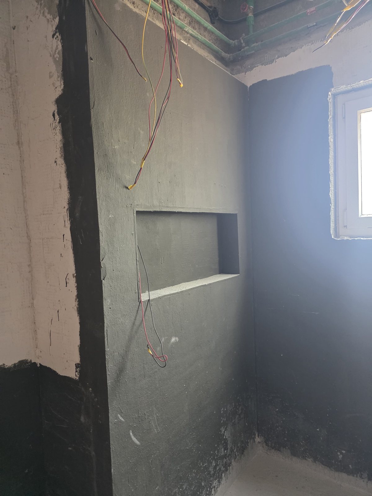 Waterproofed wall corner with built-in niche