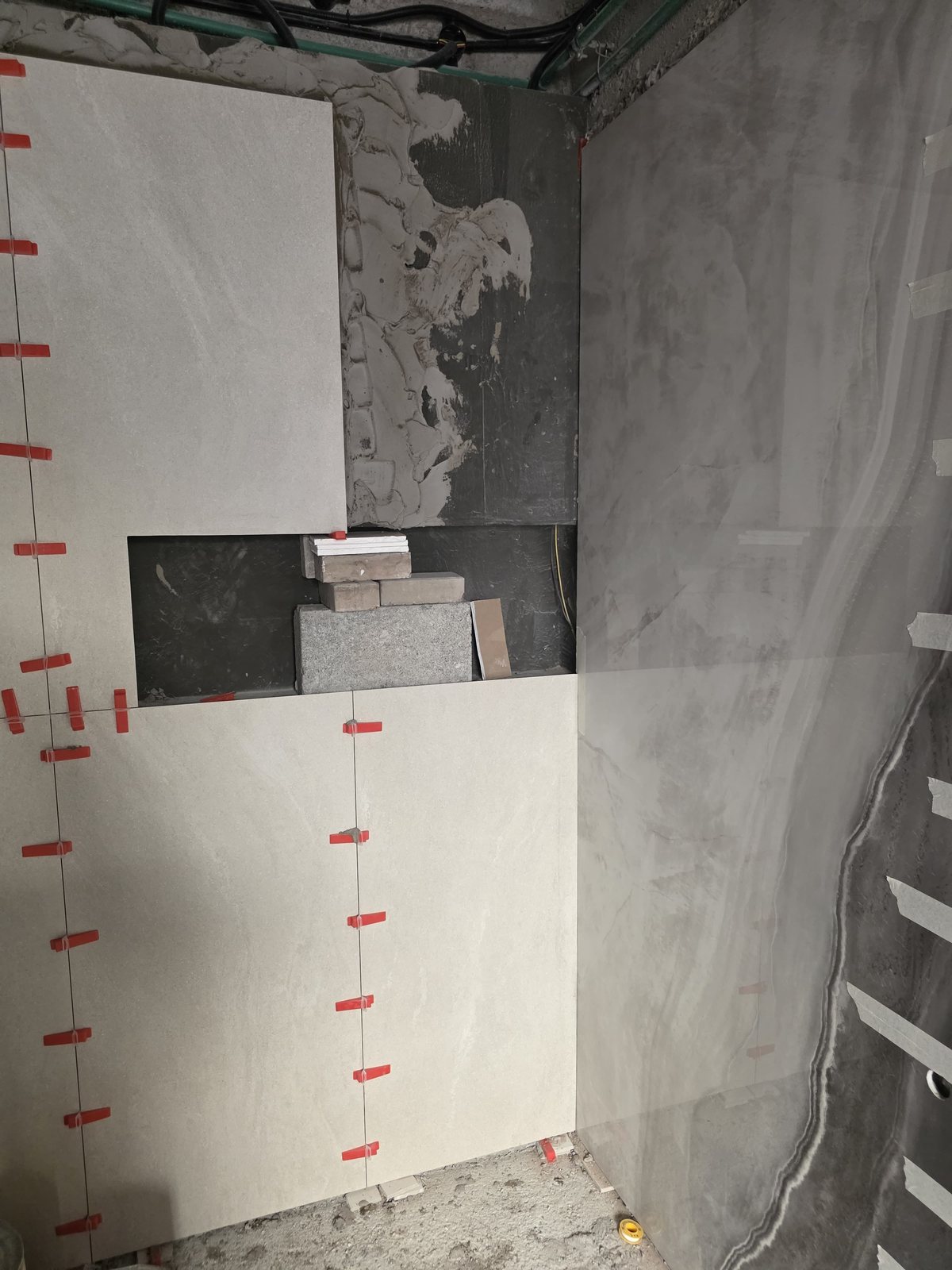 Tiling wall corner with built-in niche shelving
