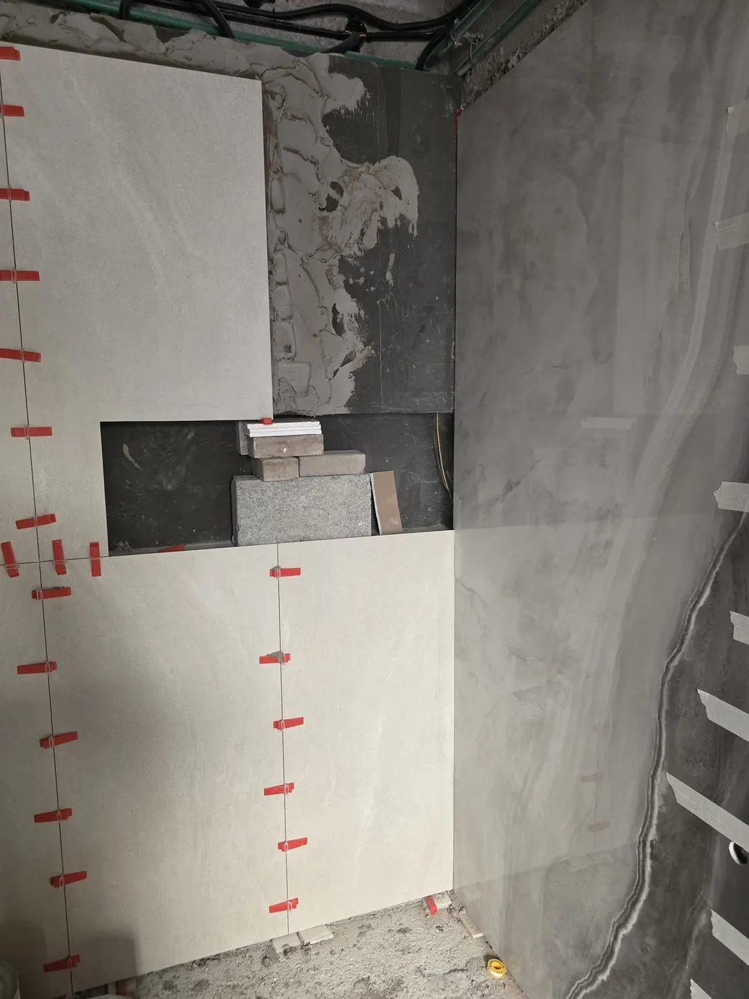 Tiling wall corner with built-in niche shelving