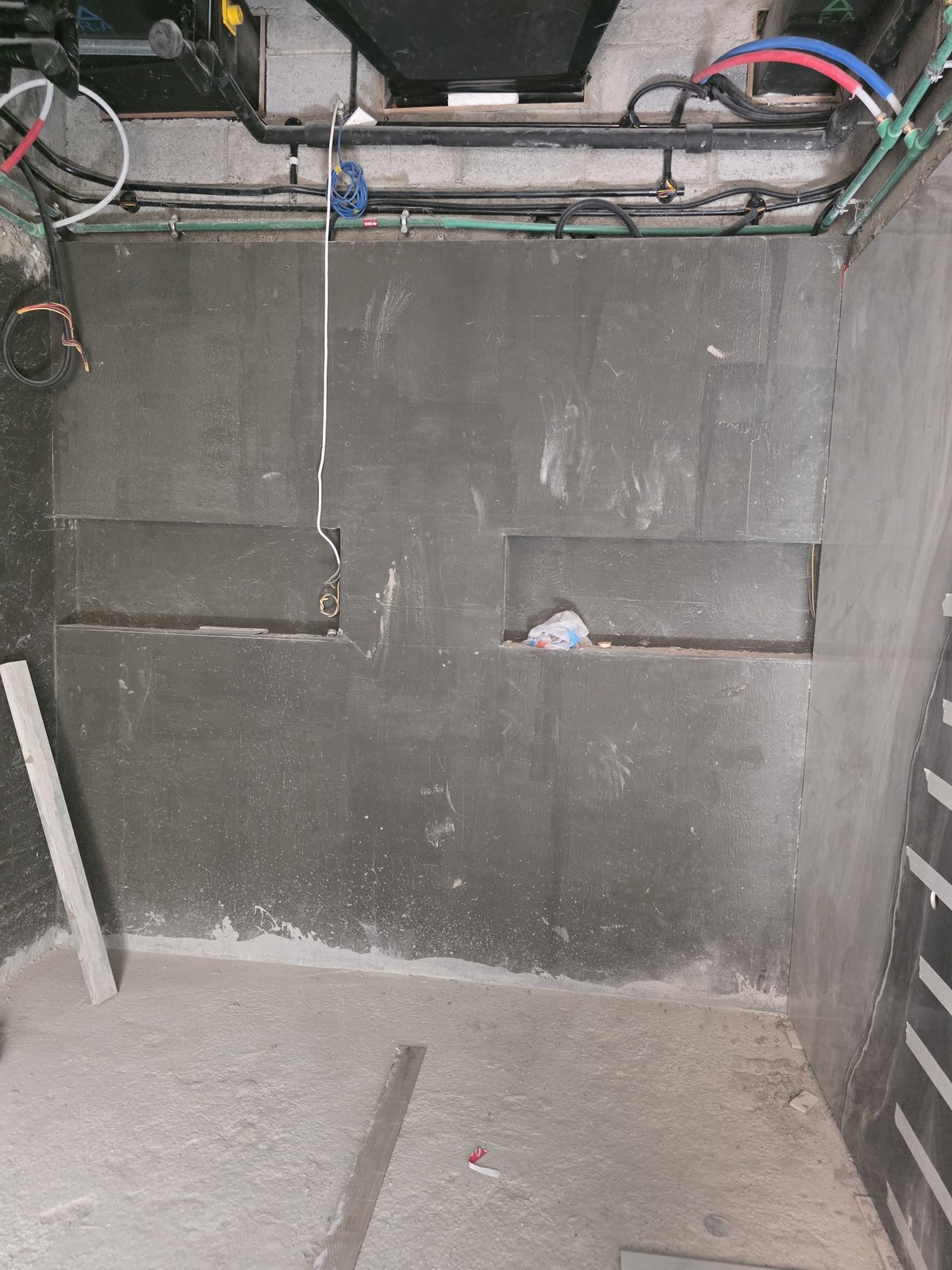 Waterproofed room shell with built-in niches