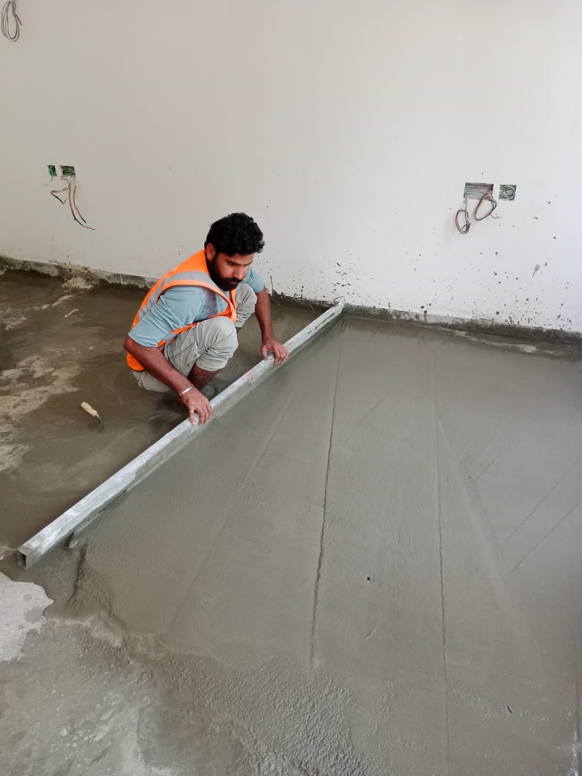 Fixmania team leveling floor screed on site