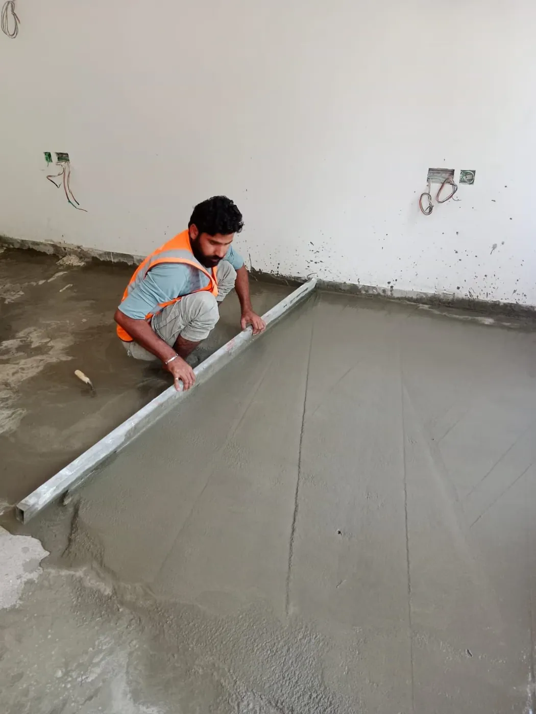 Fixmania team leveling floor screed on site