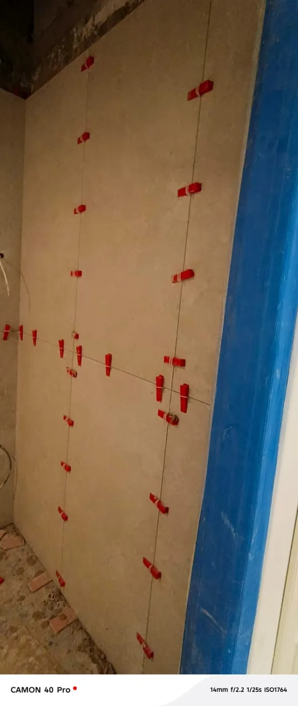 Wall tiling installation with tile leveling clips