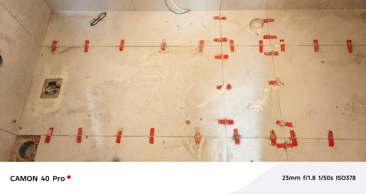 Bathroom floor tiling installation with leveling clips